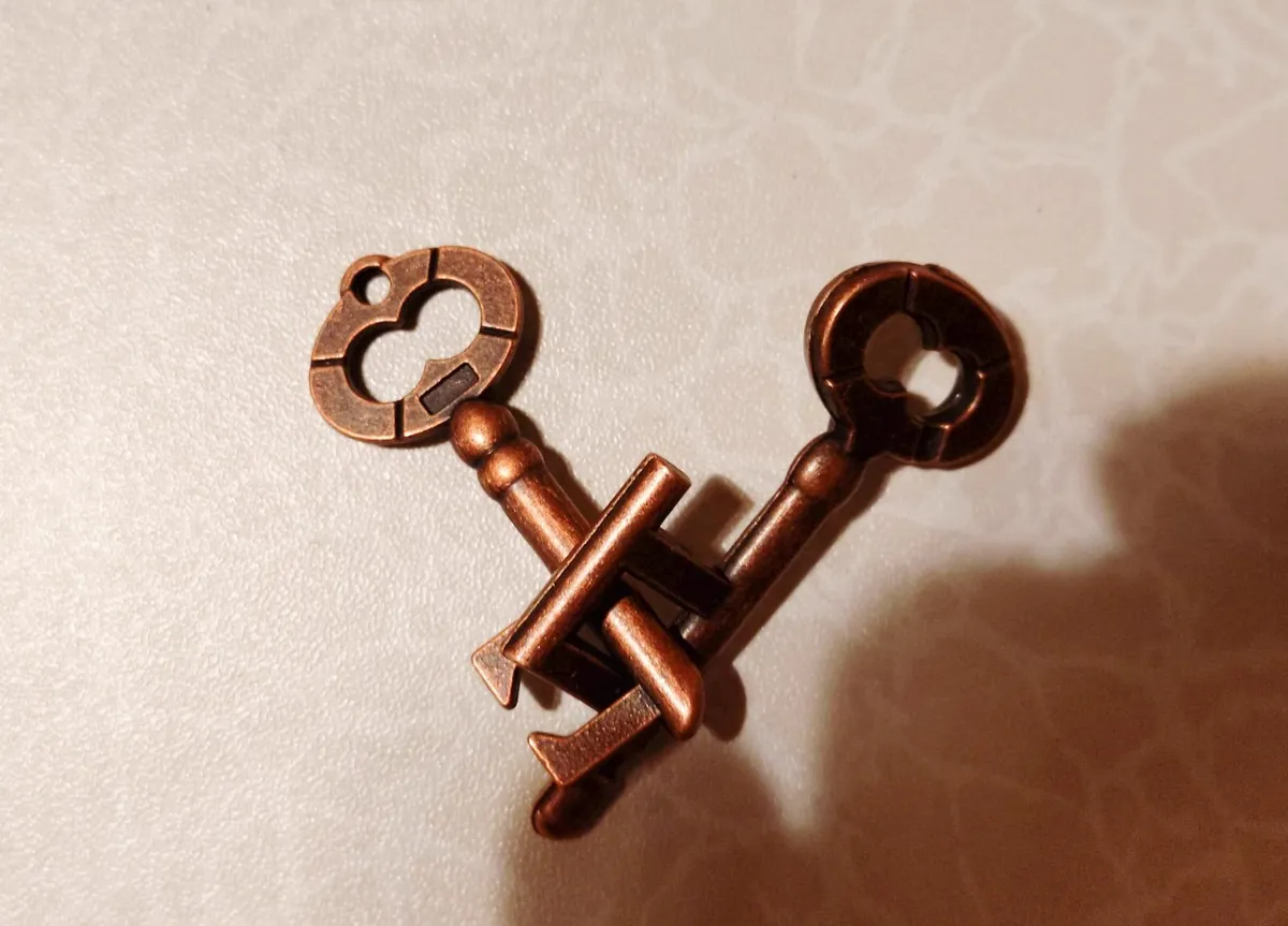 FUN, PUZZLE LOCK KEYS (BRAND NEW). - Image 2