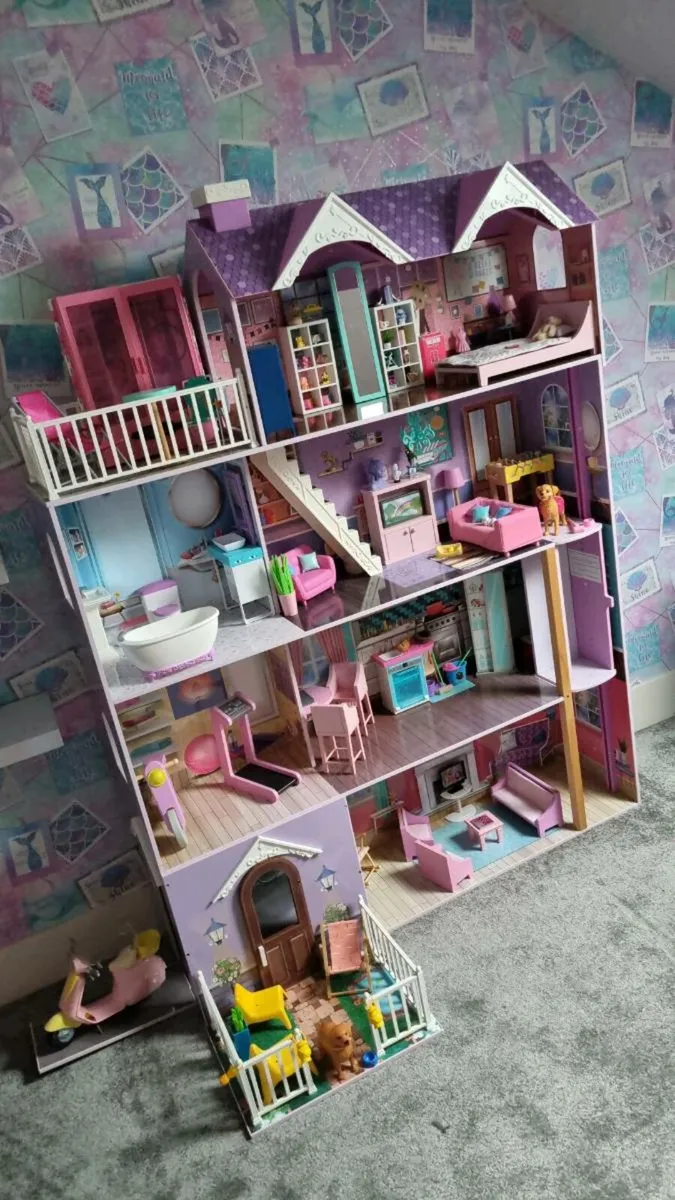 Large Wooden Dolls House - Image 2