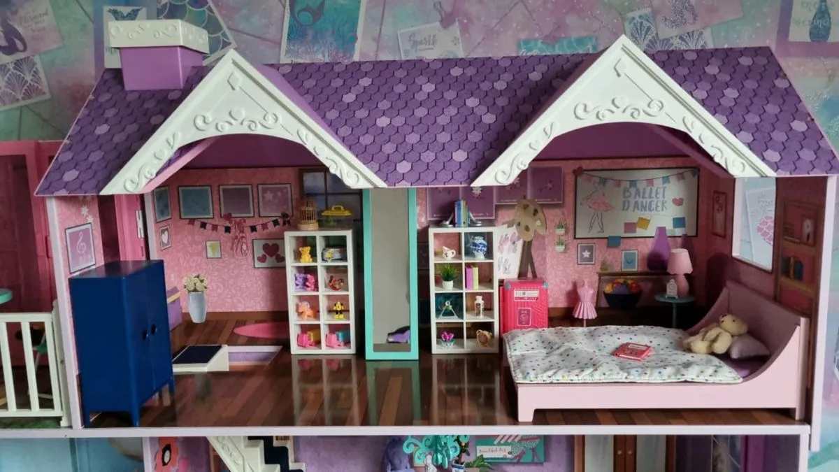 Large Wooden Dolls House - Image 4