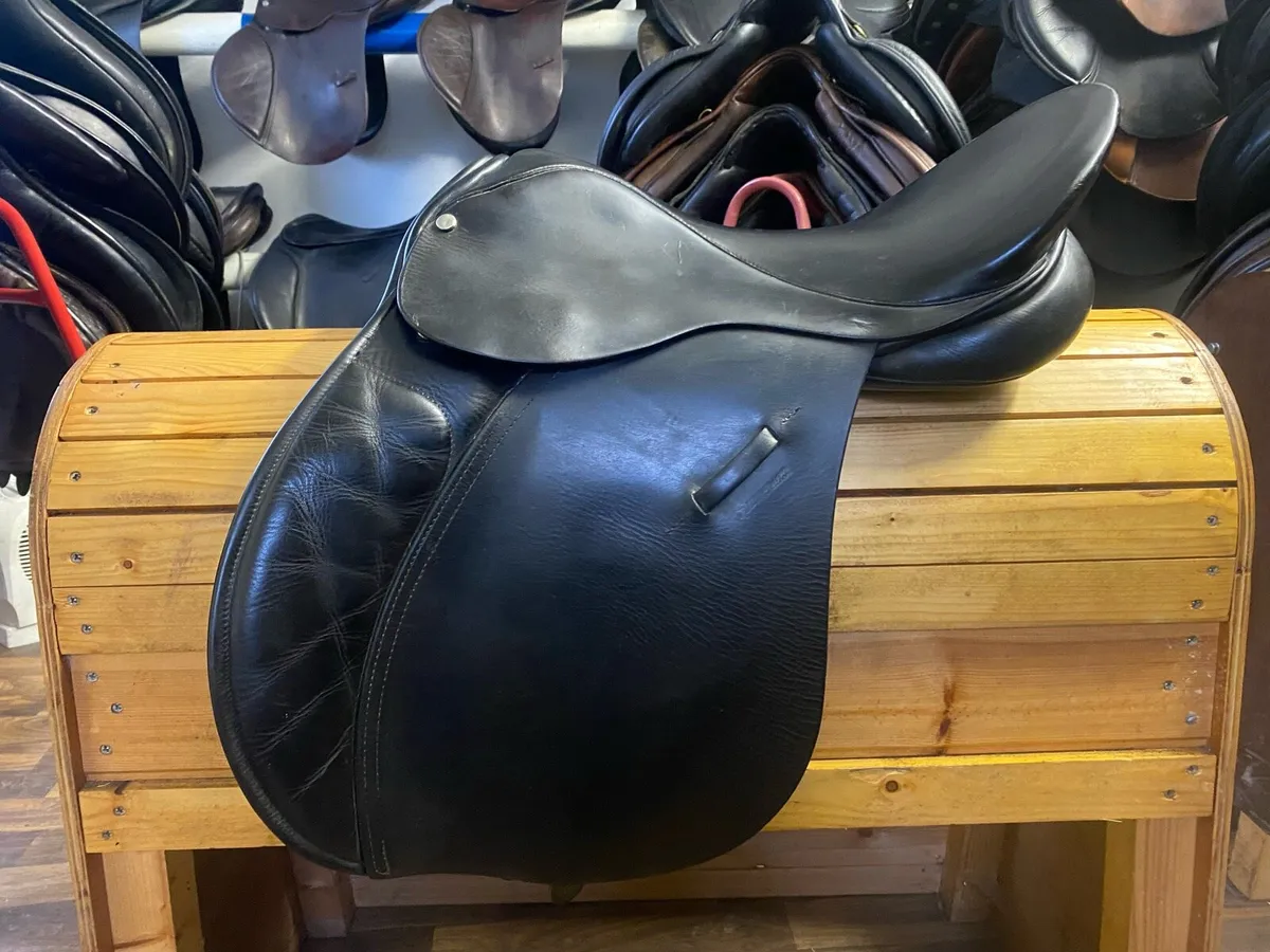WIDE 17-17.5” black leather saddle - Image 1