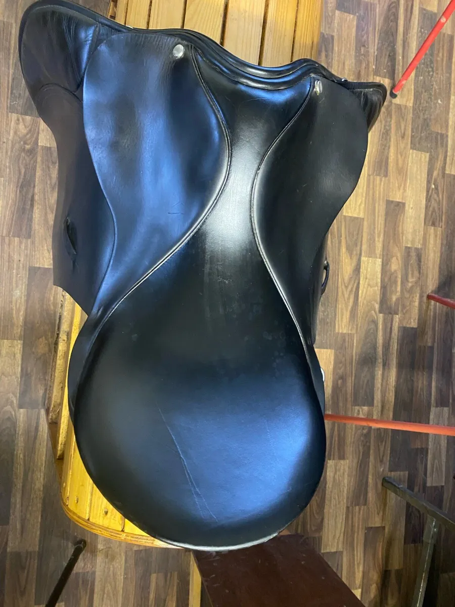 WIDE 17-17.5” black leather saddle - Image 2