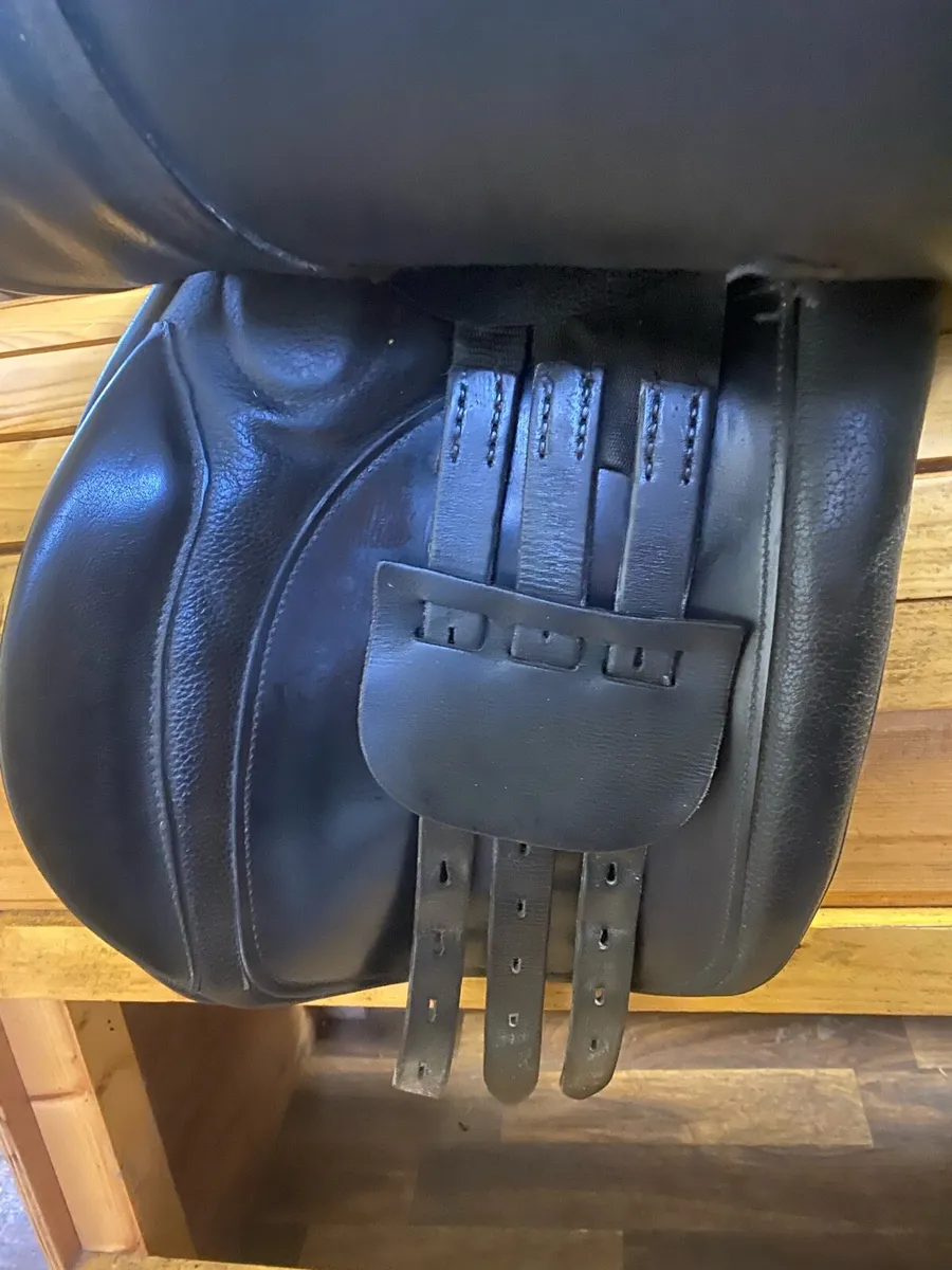 WIDE 17-17.5” black leather saddle - Image 3
