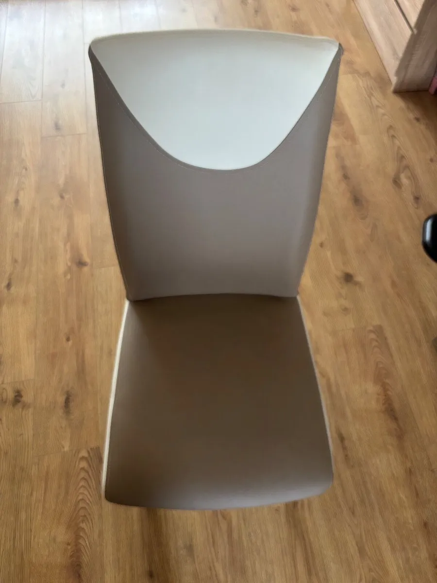 Table + 4 chairs - Image 1