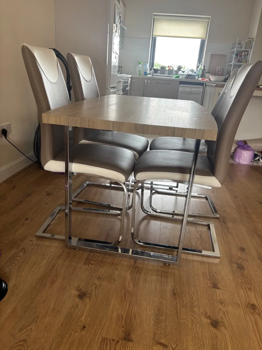 Table + 4 chairs - Image 2