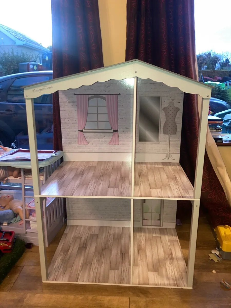 Large doll house - Image 1