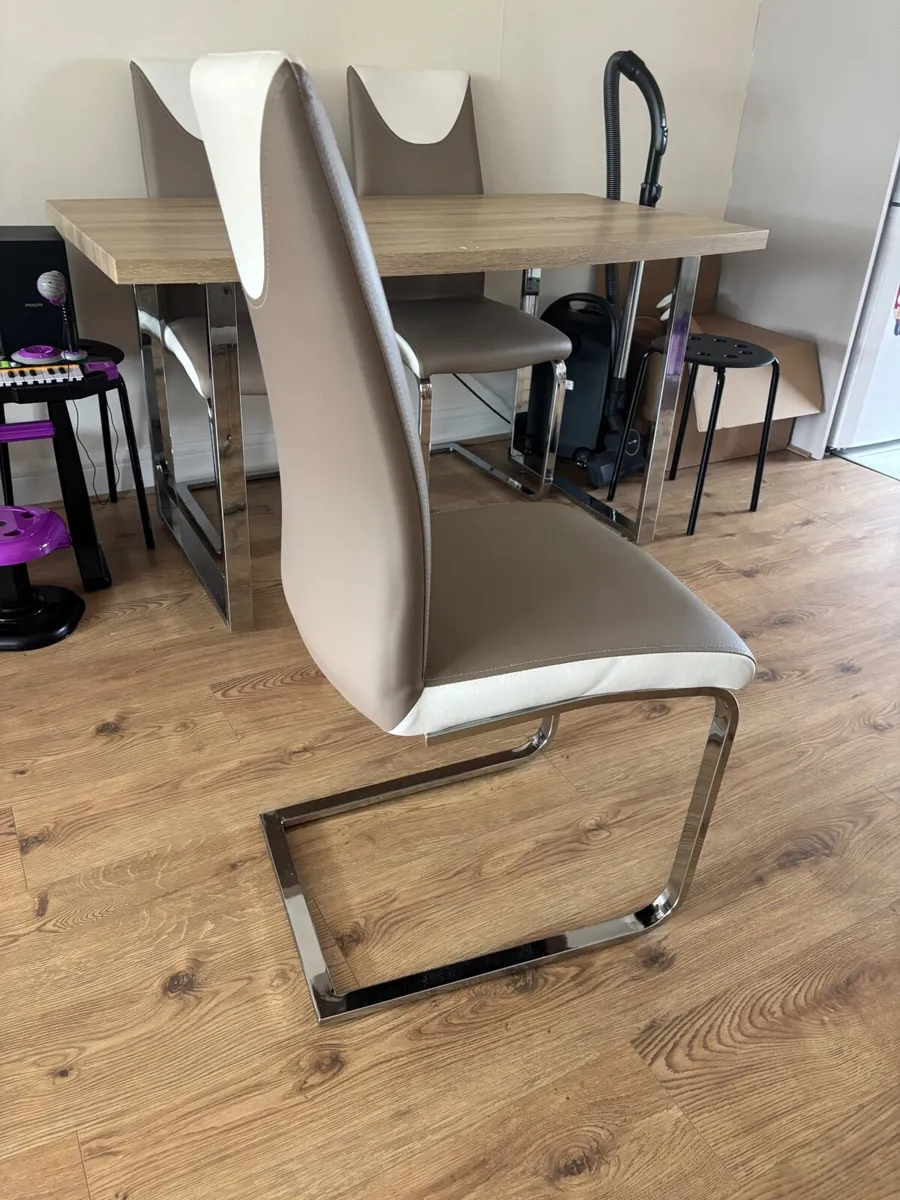 Table + 4 chairs - Image 4