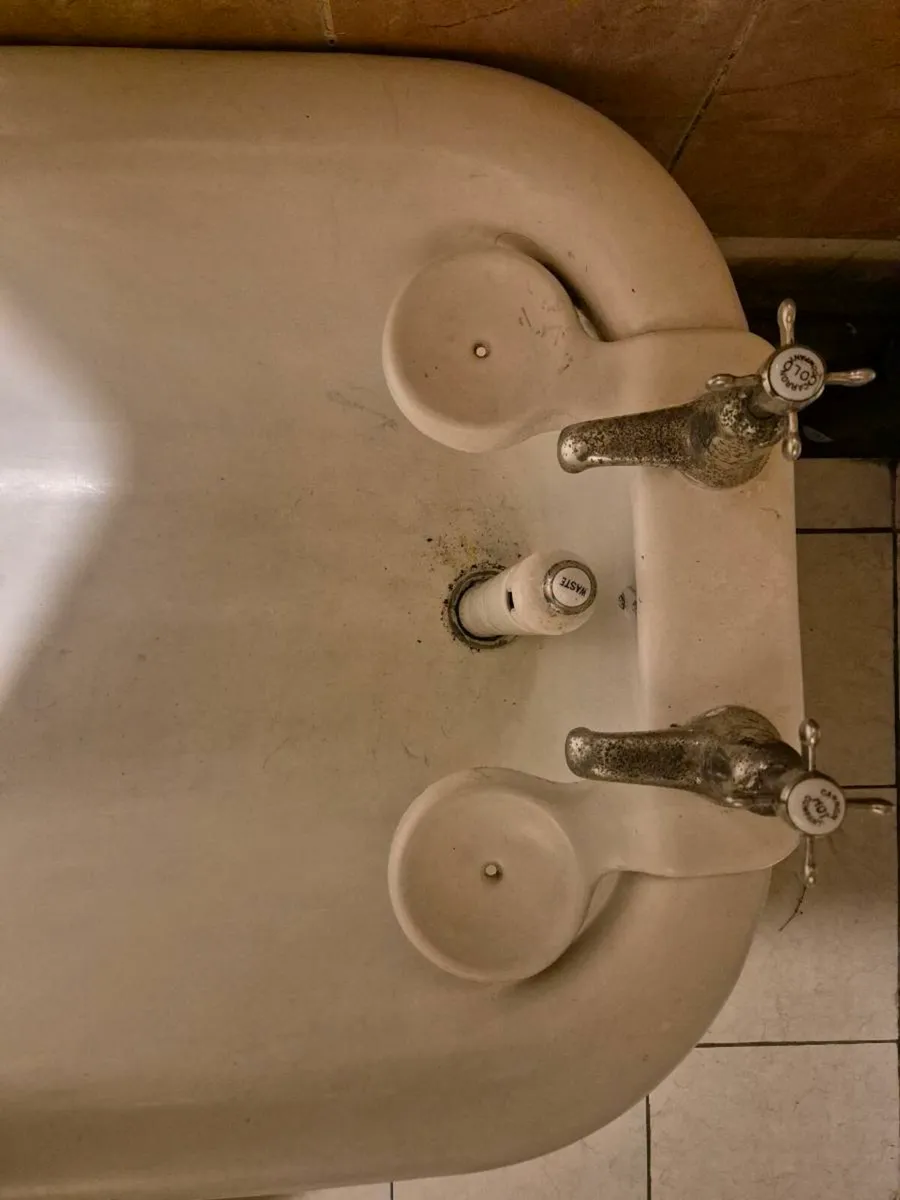 traditional-style clawfoot bathtub - Image 1