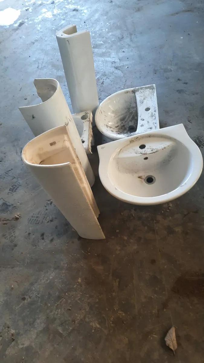 Sinks x 3..+ pedestals--2 x big 1x small - Image 3