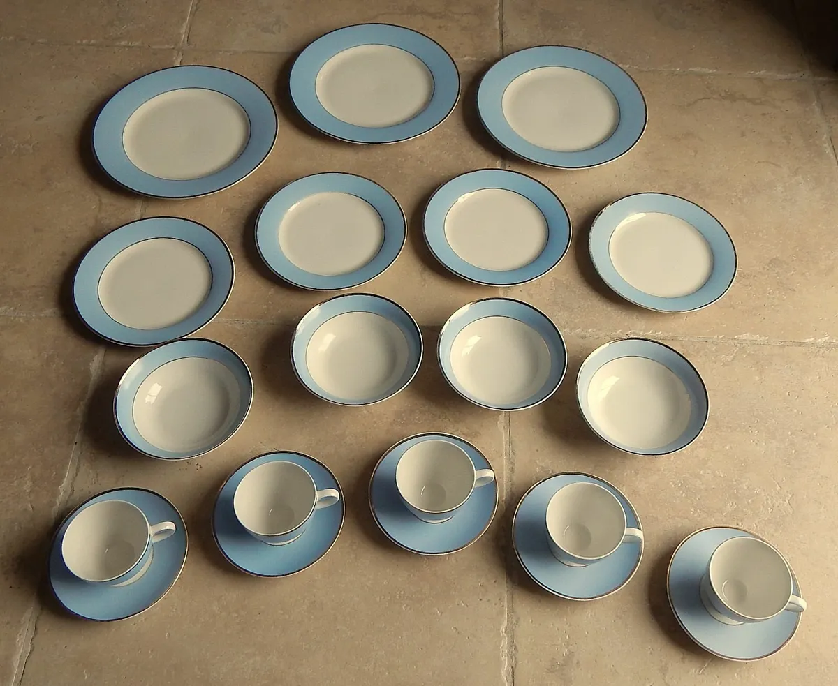 21 Pieces of  Vintage Doulton 2004 RD Crockery - Image 2
