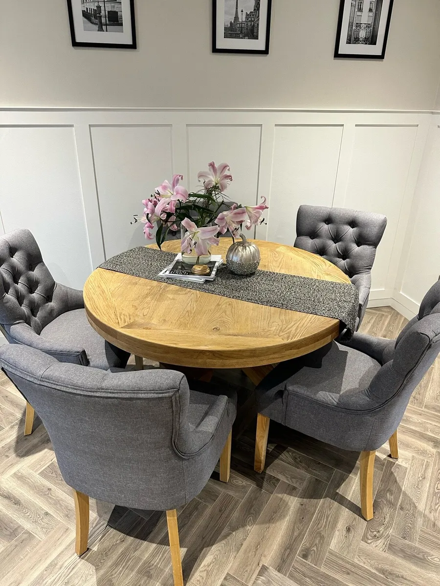 Round dining table and 5 chairs - Image 1