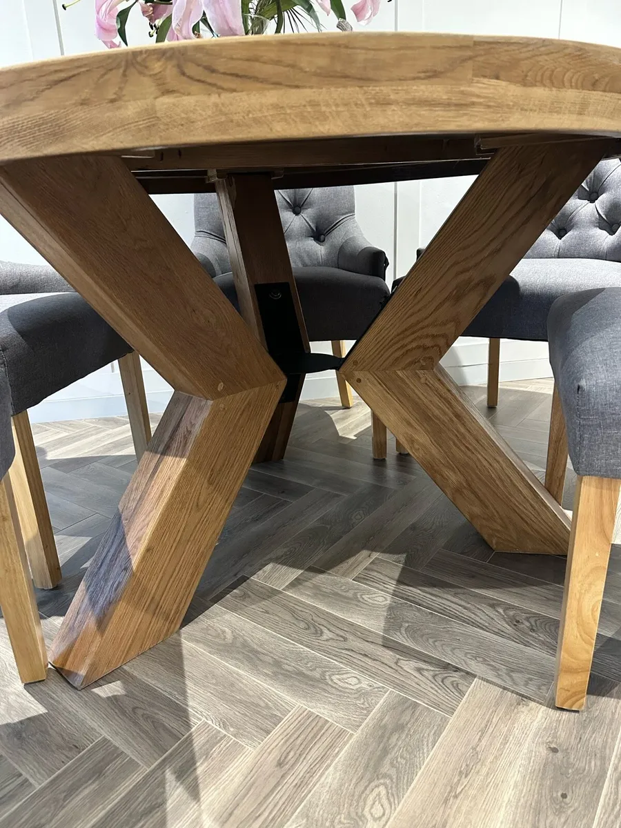 Round dining table and 5 chairs - Image 2