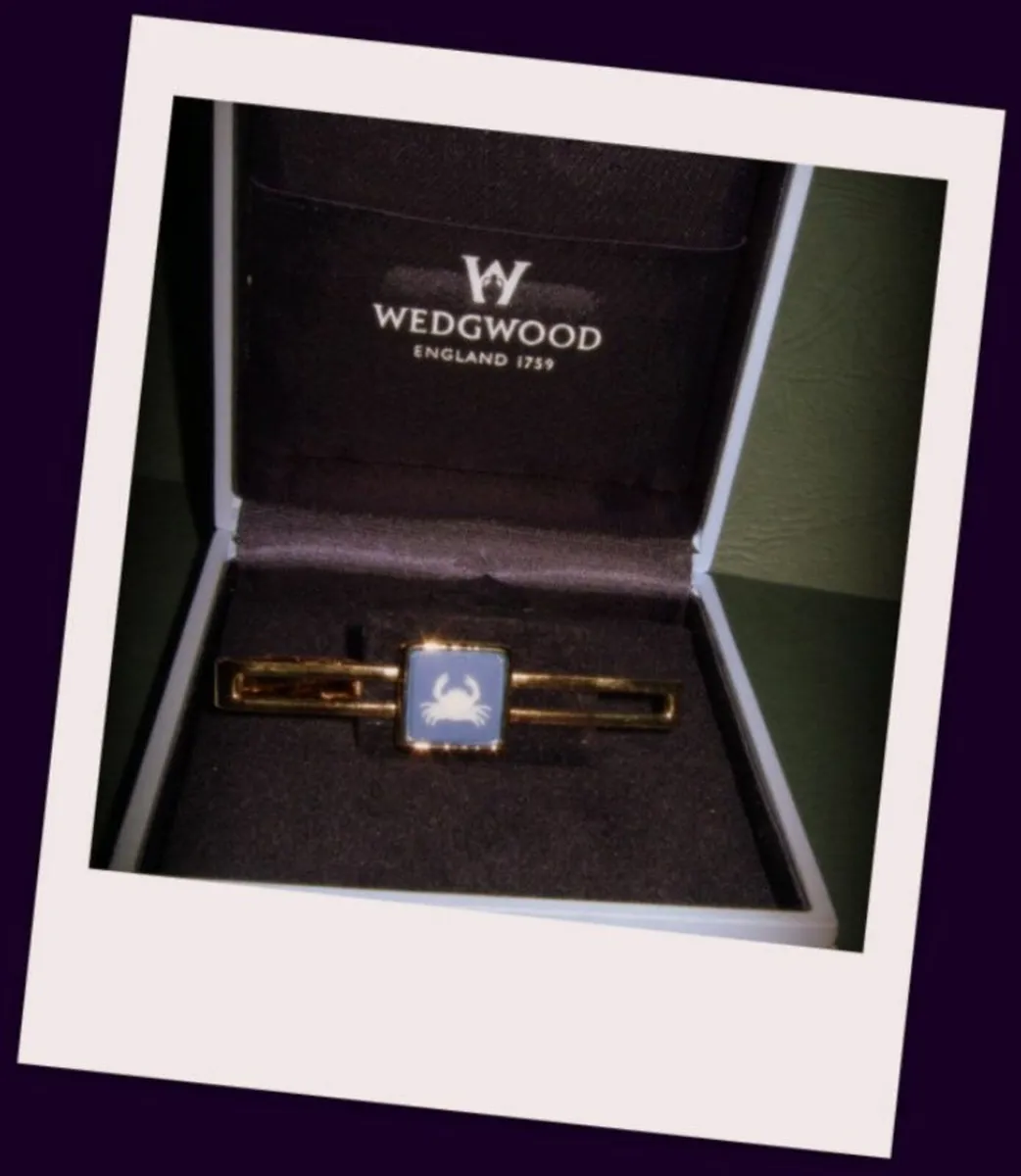 Vintage Authentic Wedgewood Gold Trimmed Tie Pin - Image 4