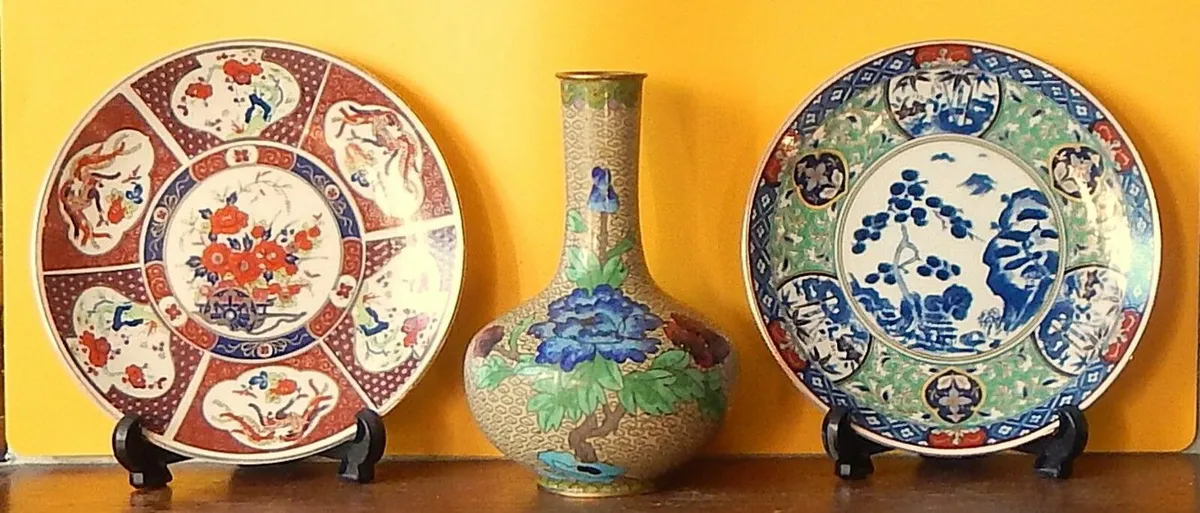 2 Imari Plates & Chinese Cloisonne Bud Vase - Image 1