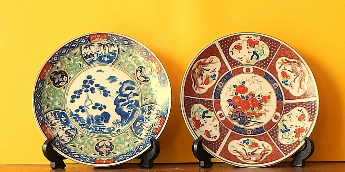 2 Imari Plates & Chinese Cloisonne Bud Vase - Image 2