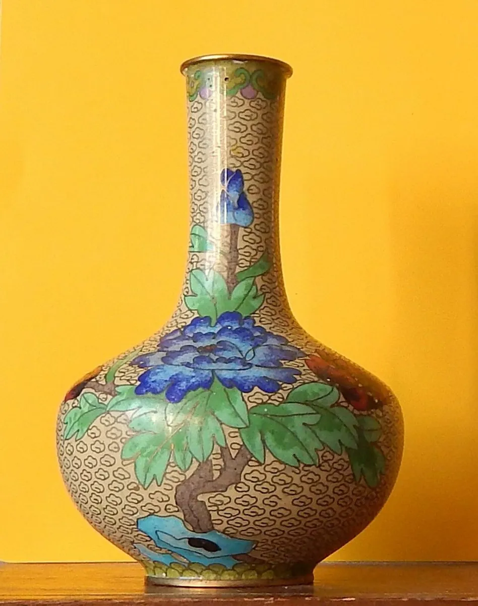 2 Imari Plates & Chinese Cloisonne Bud Vase - Image 3