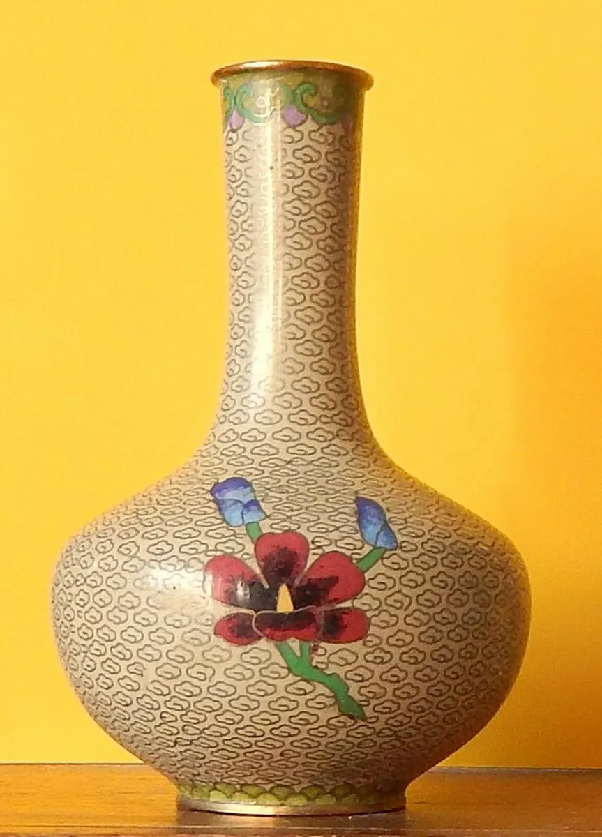 2 Imari Plates & Chinese Cloisonne Bud Vase - Image 4