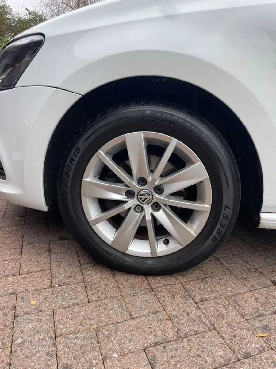 2015 Volkswagen Polo - Image 2