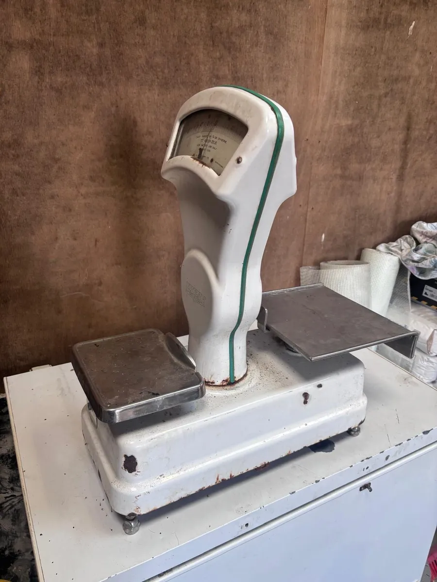 Vintage Avery Weighing Scales - Image 1