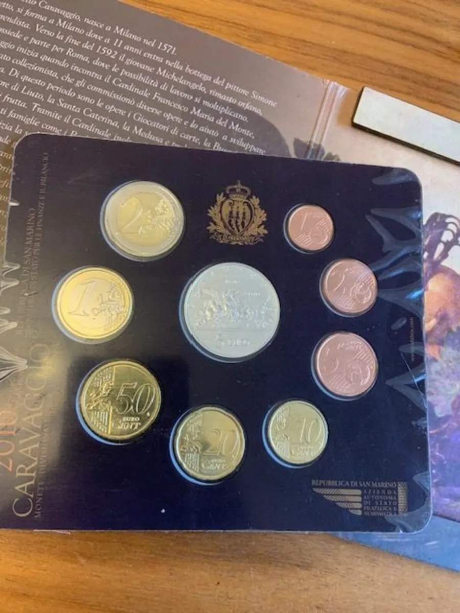 San Marino BU Set 2010 + 5 Euro Caravaggio - Image 2