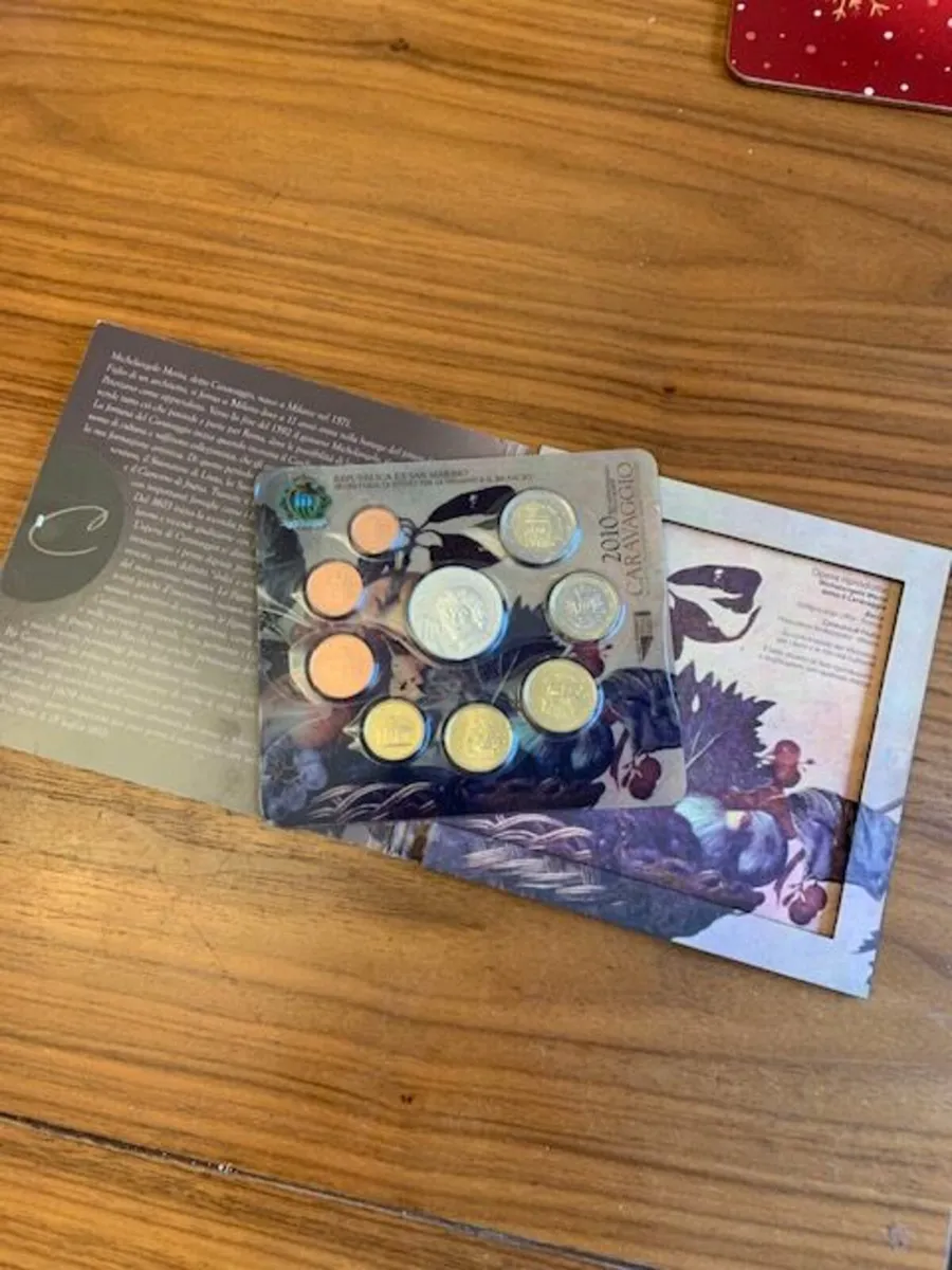 San Marino BU Set 2010 + 5 Euro Caravaggio - Image 4