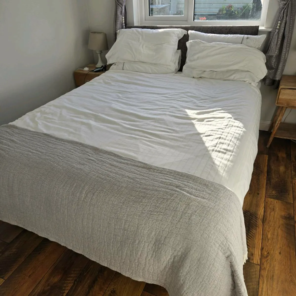 Bed base and mattress - Image 1
