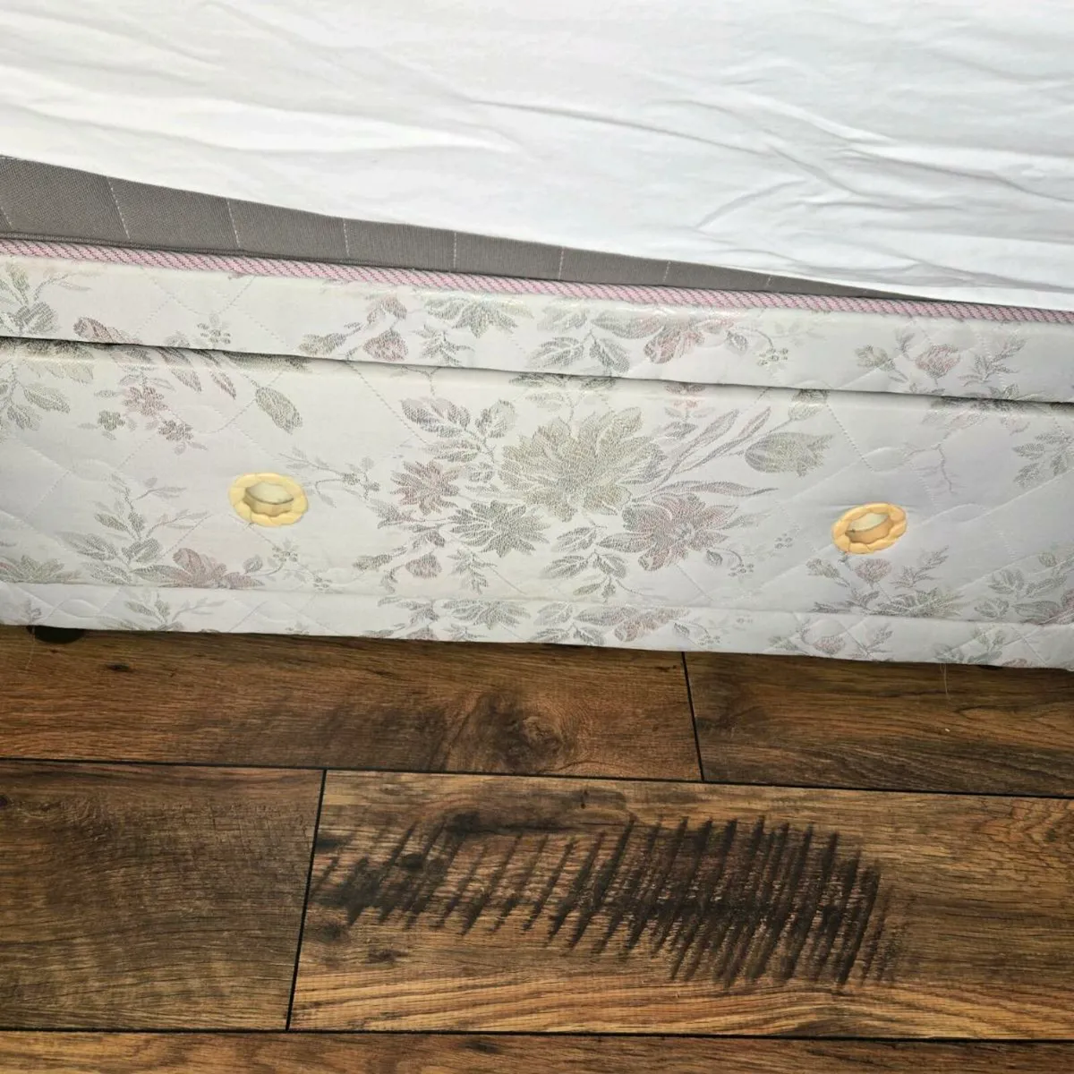 Bed base and mattress - Image 2