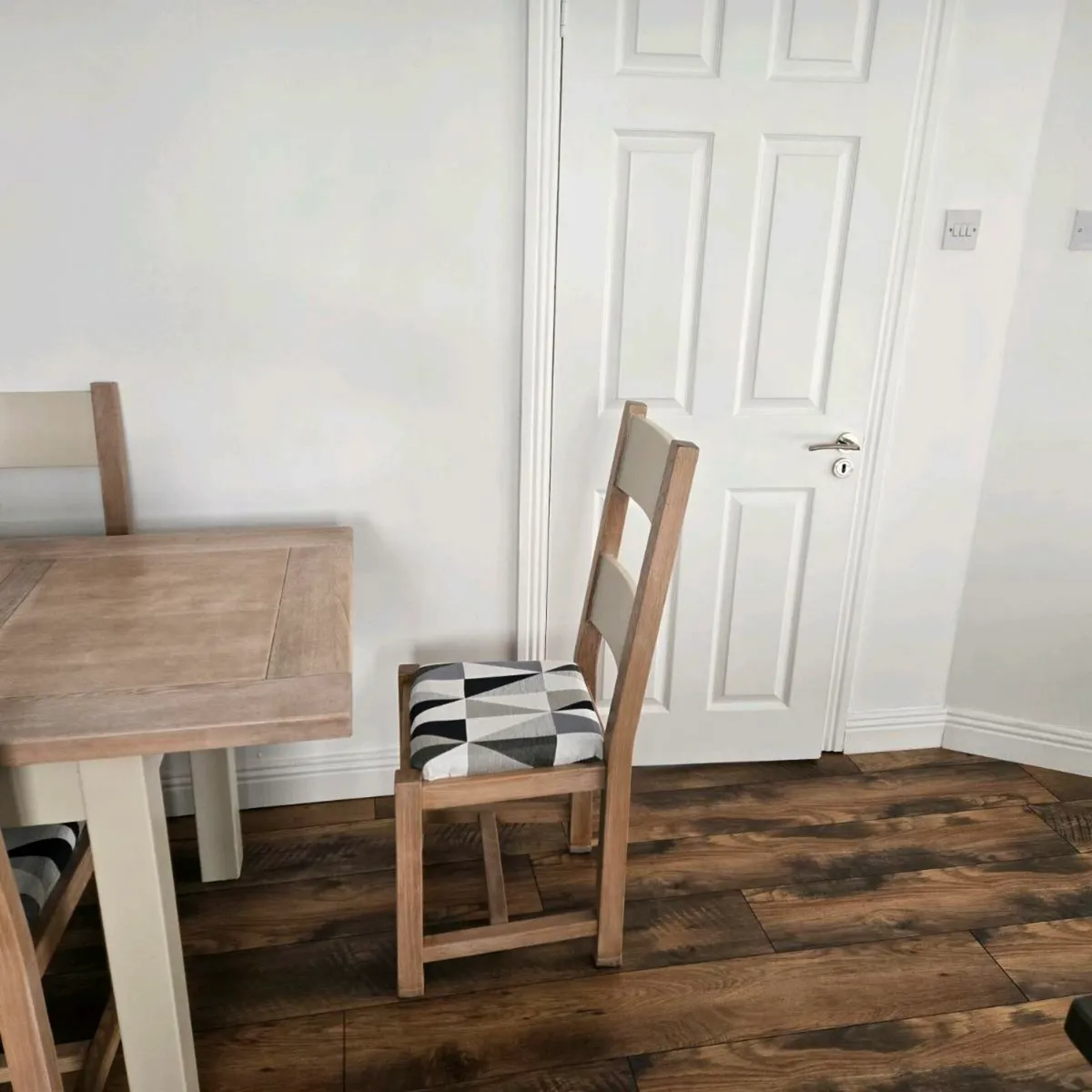 Table and chairs - Image 2