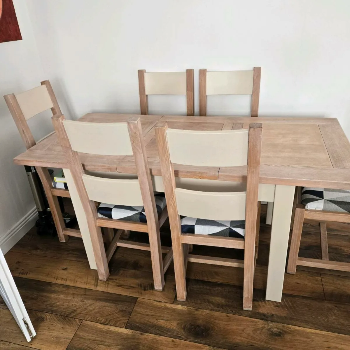 Table and chairs - Image 3