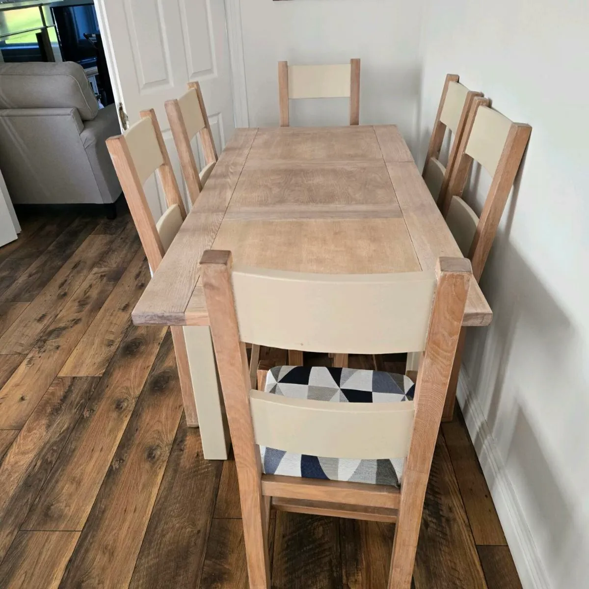 Table and chairs - Image 4