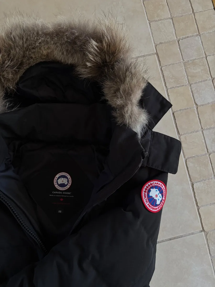 Canada goose womens chelsea parka size M - Image 4