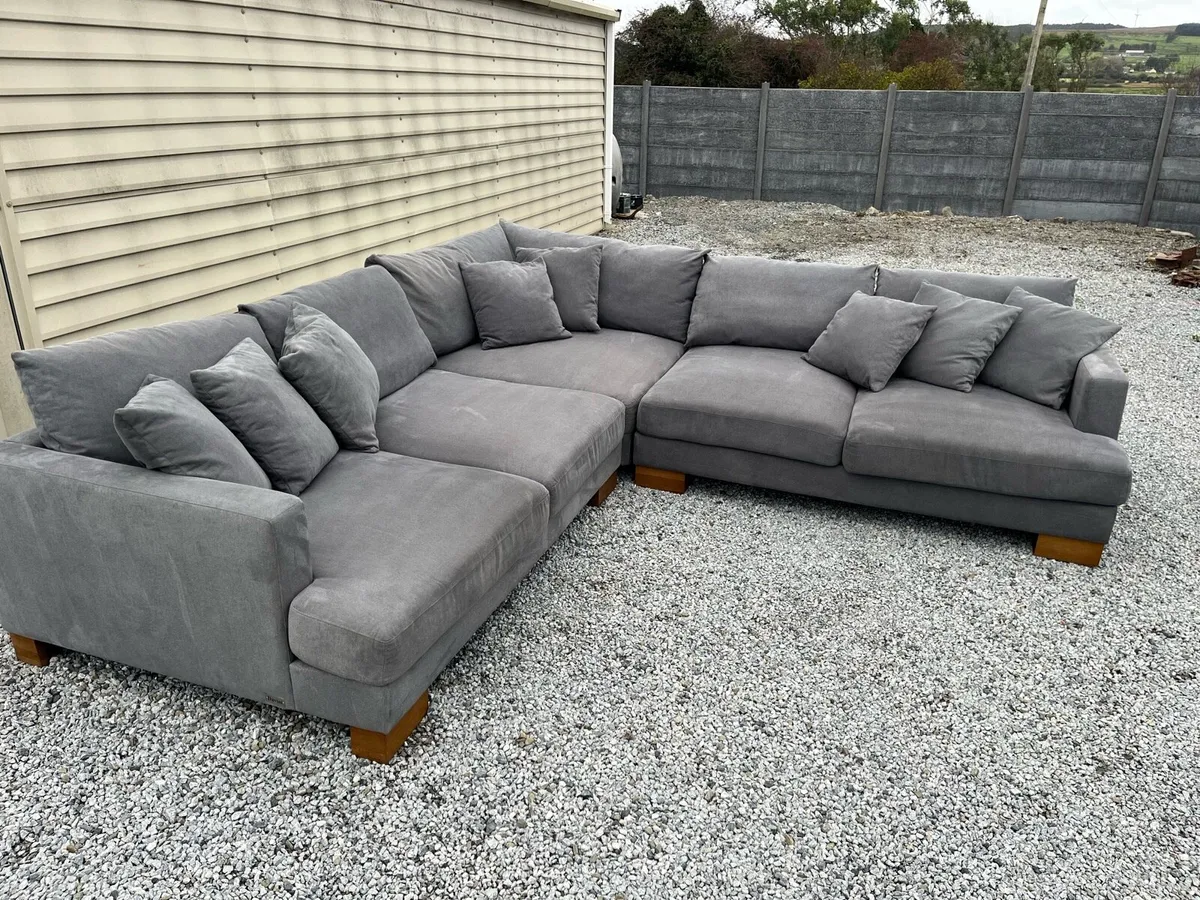 Jumbo L shape couch - Image 2