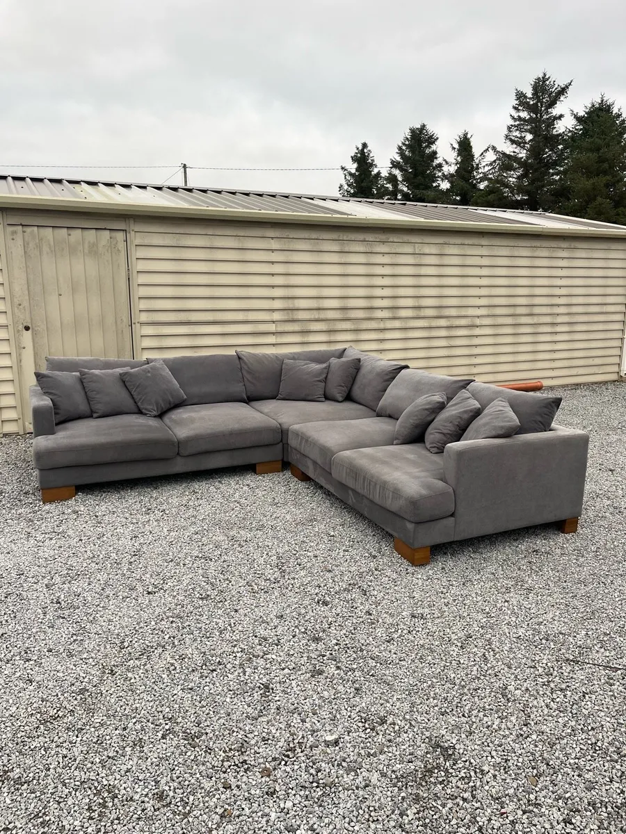 Jumbo L shape couch - Image 3