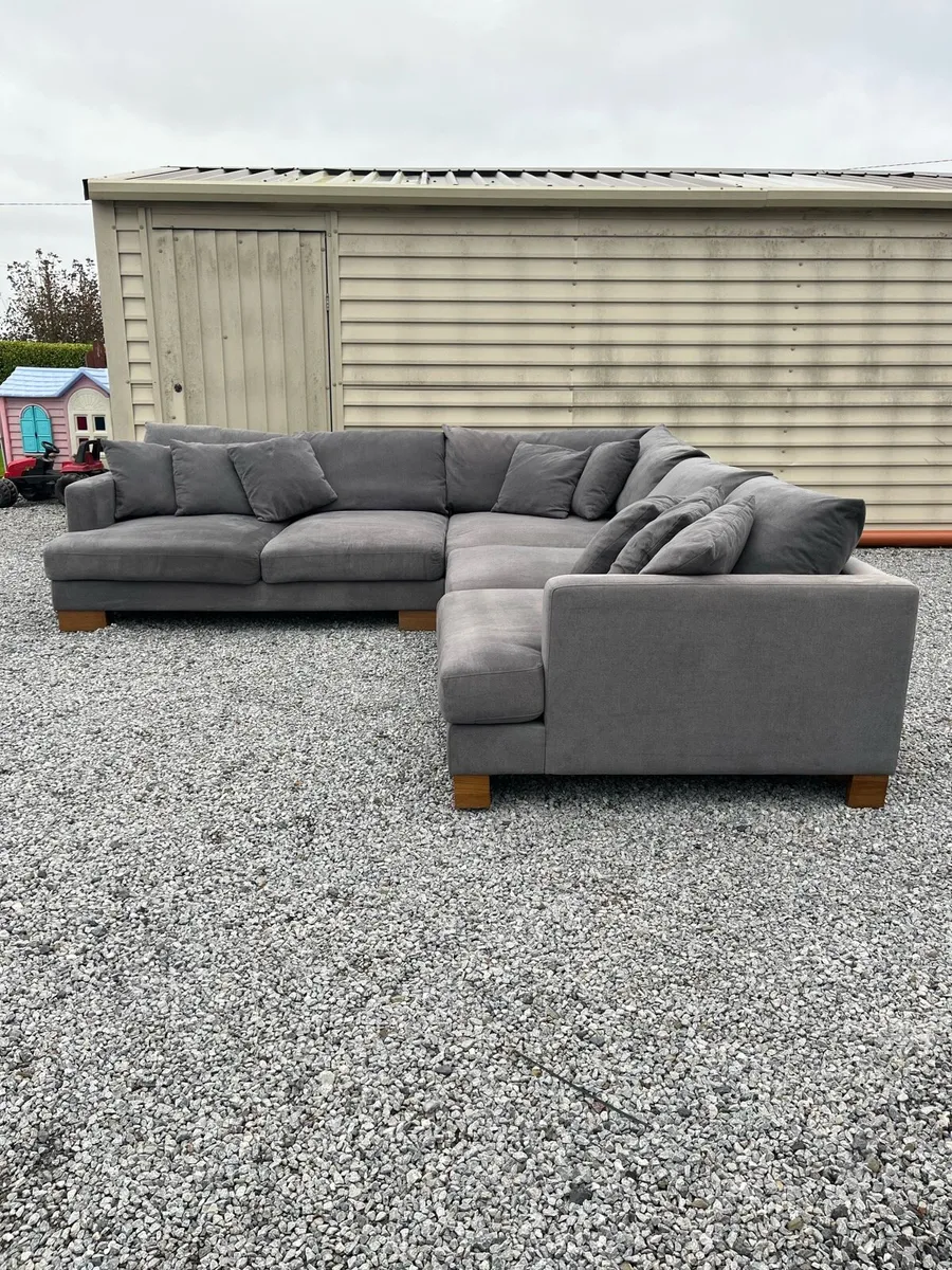 Jumbo L shape couch - Image 4