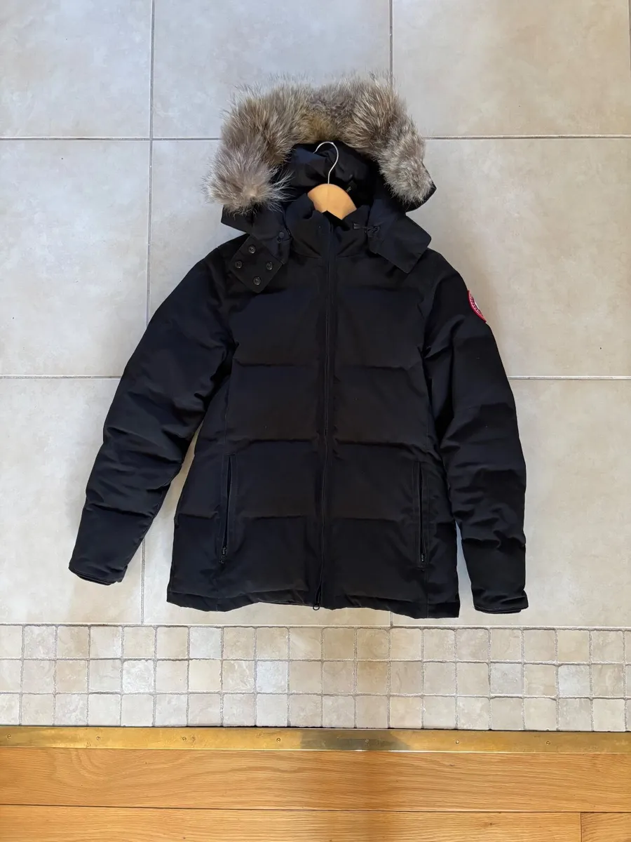 Canada goose womens chelsea parka size M - Image 1
