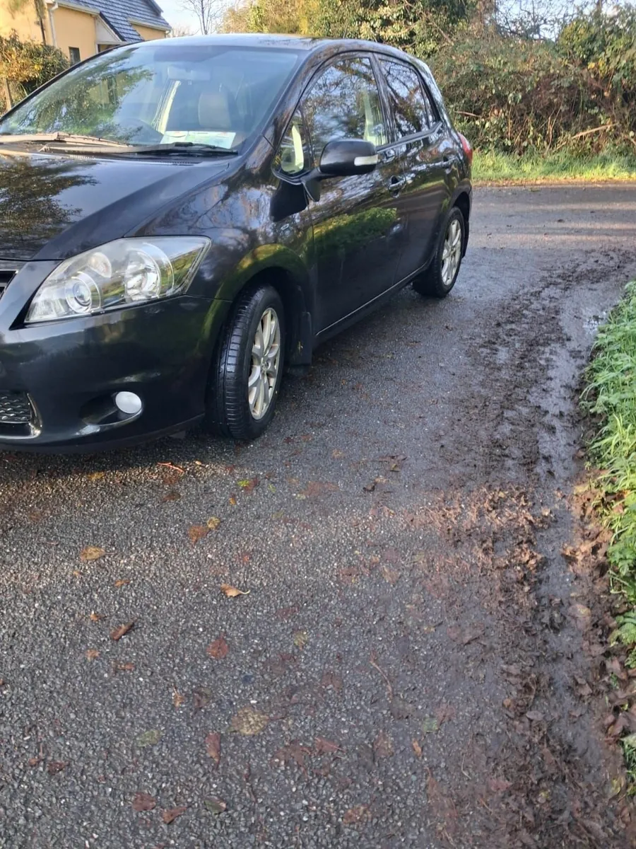 Toyota Auris 2012 - Image 2