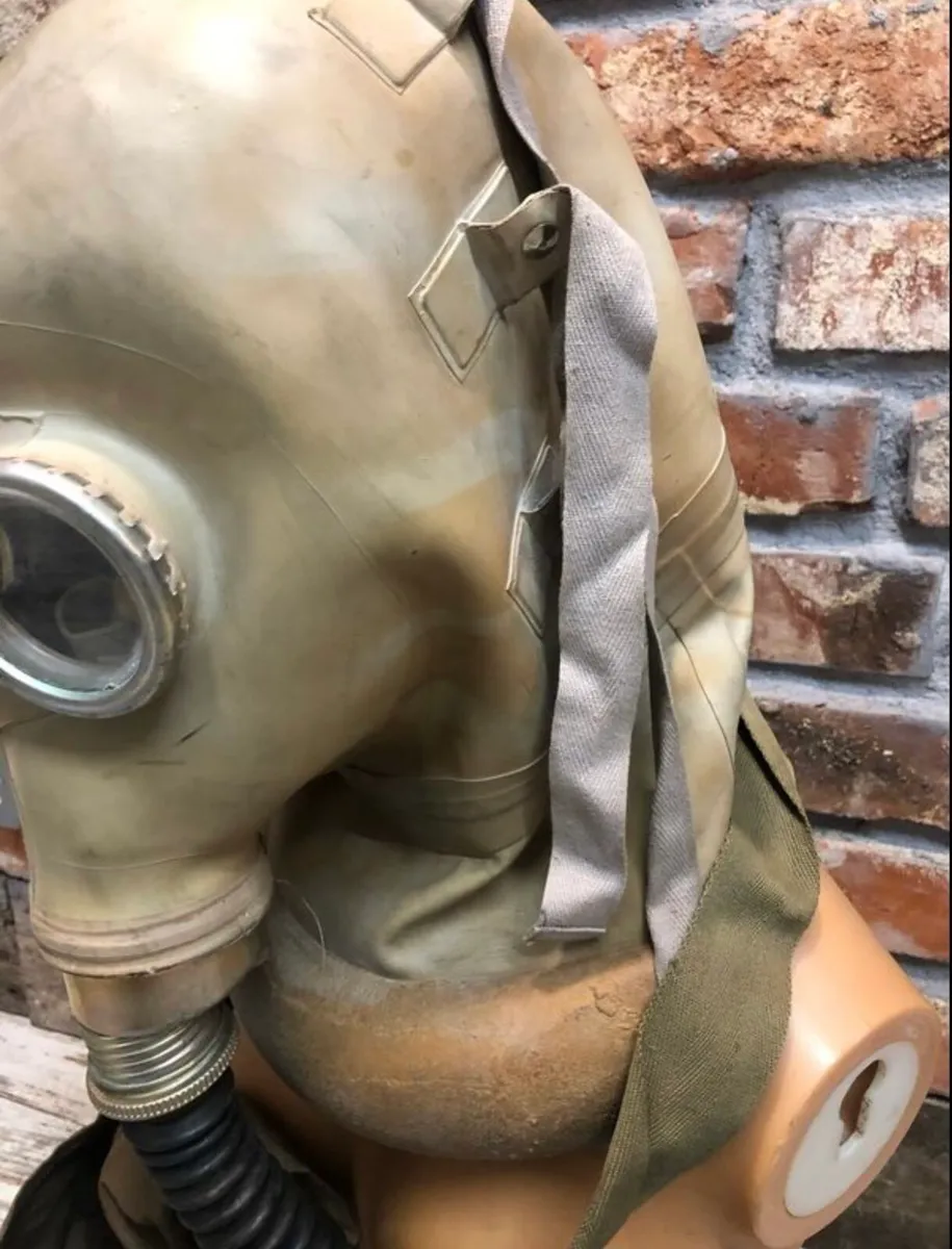 Vintage gas mask & bag - Image 2