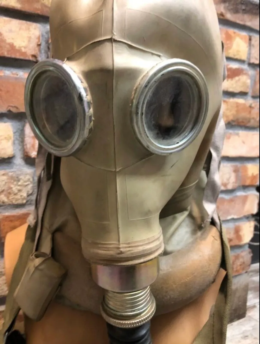 Vintage gas mask & bag - Image 3