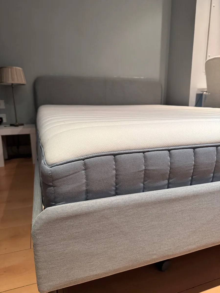 Bed frame with mattress - Image 3