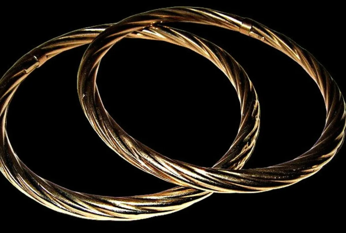 Pair of Vintage Hallmarked 9ct Gold Cable Bangles - Image 2