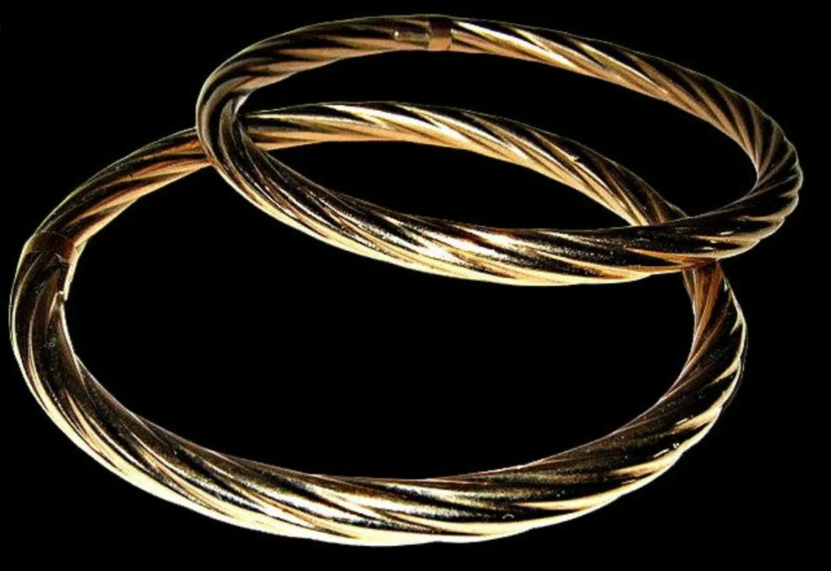 Pair of Vintage Hallmarked 9ct Gold Cable Bangles - Image 1
