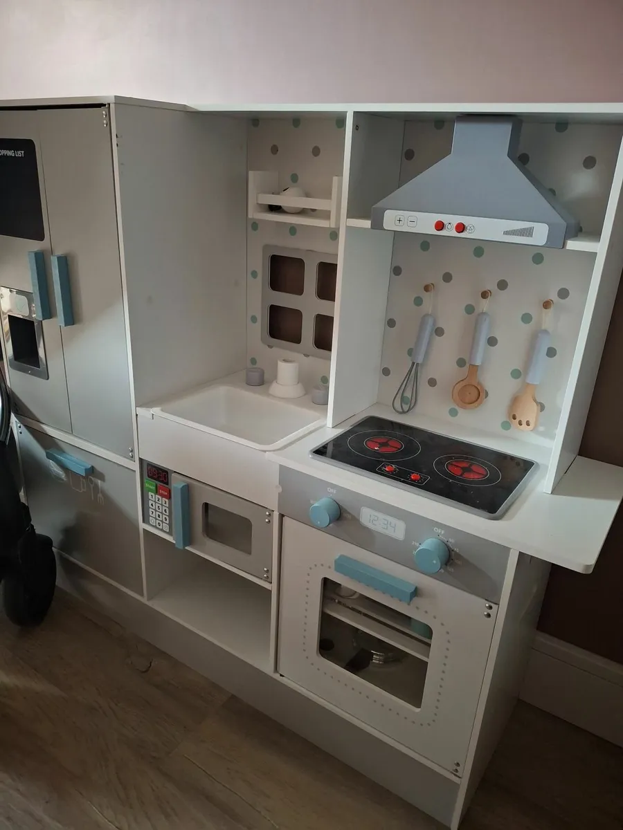 Toy kitchen - Image 2