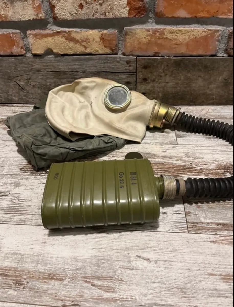 Vintage gas mask & bag - Image 3