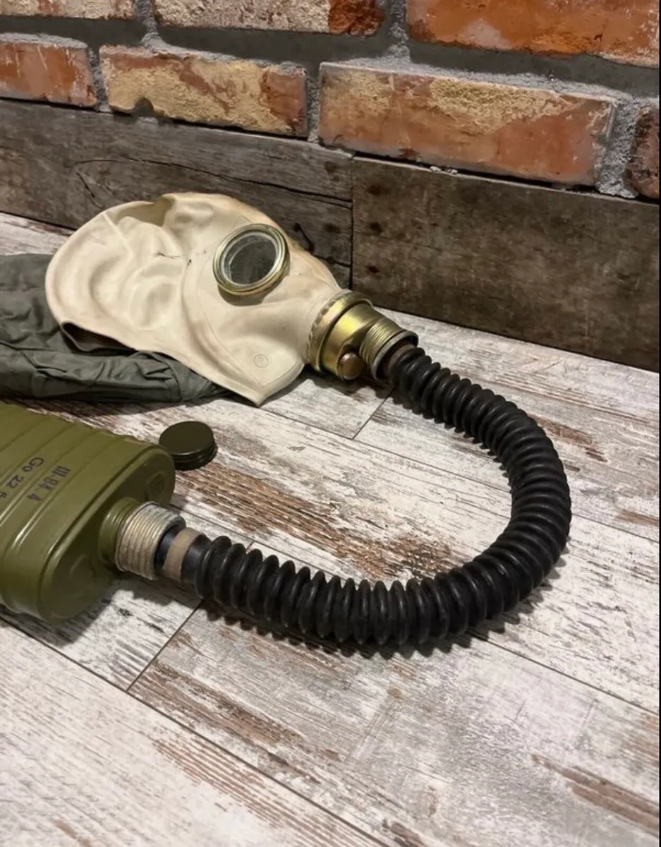 Vintage gas mask & bag - Image 4