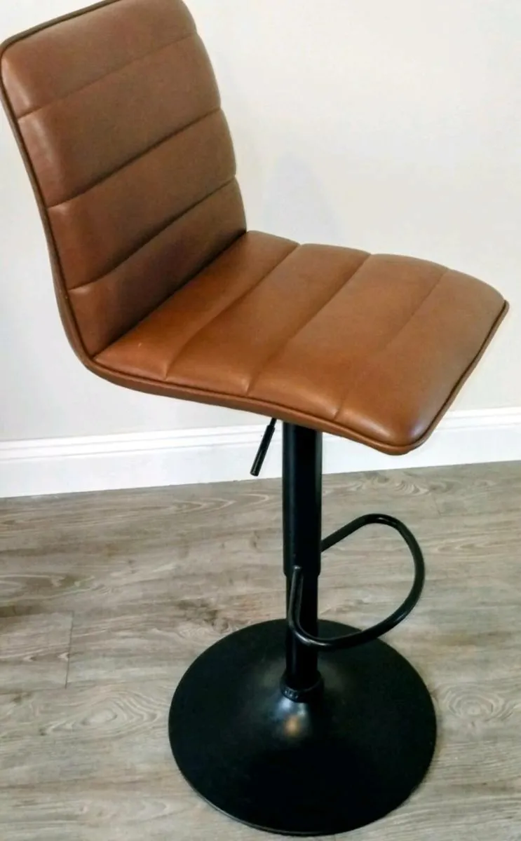 Table and stools - Image 2