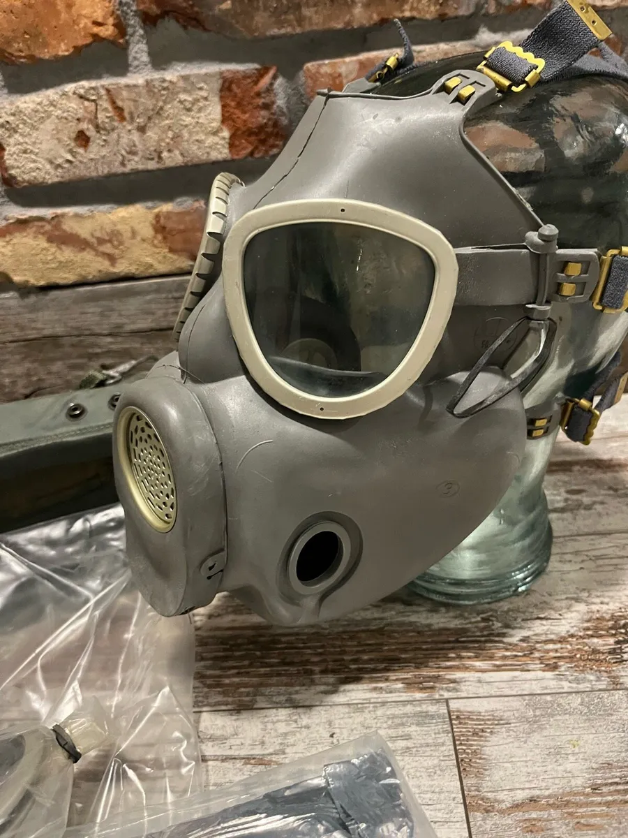 Vintage gas mask & bag - Image 2