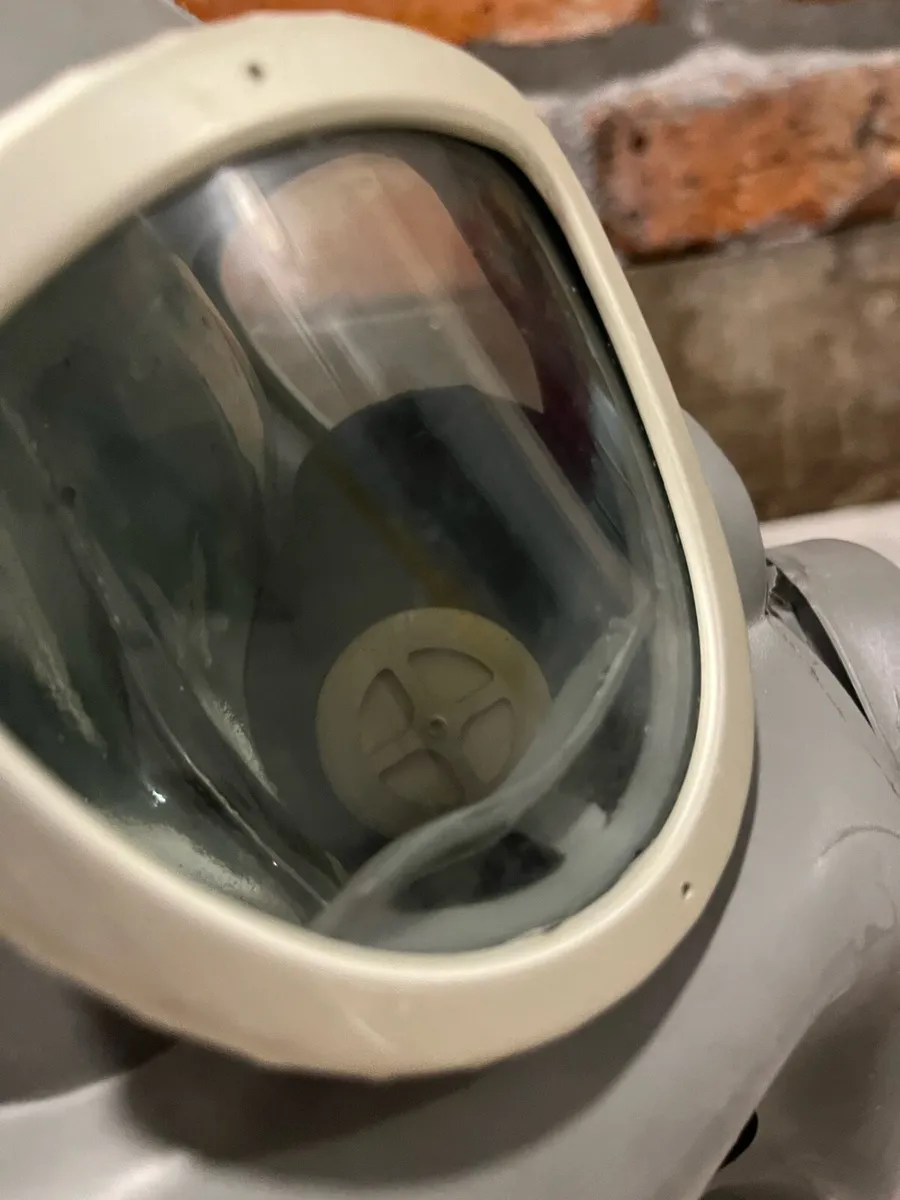 Vintage gas mask & bag - Image 4