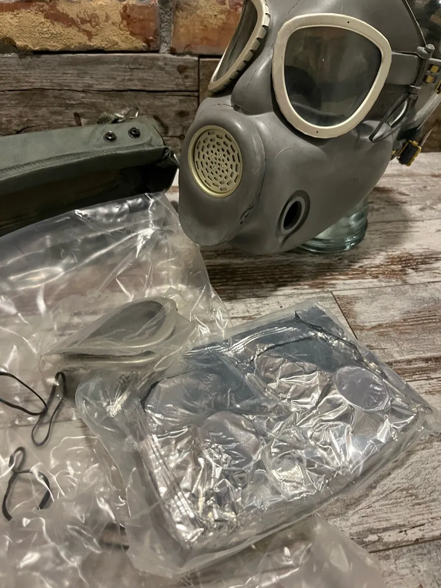 Vintage gas mask & bag - Image 1