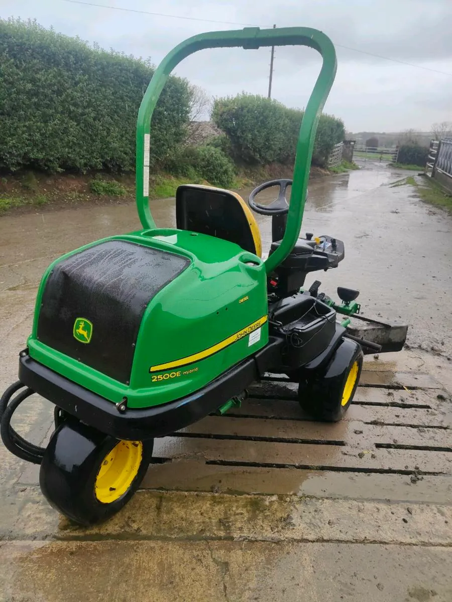 JD yard scraper & MF 135 - Image 2