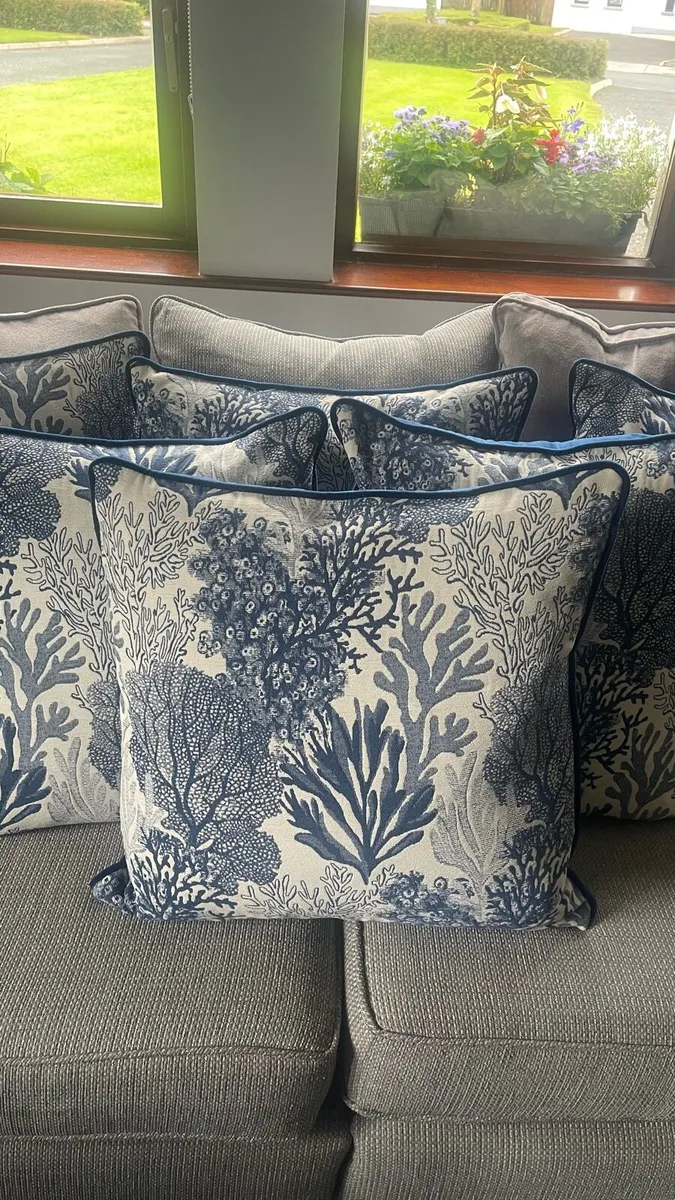 Set of 3 cushions - Image 1