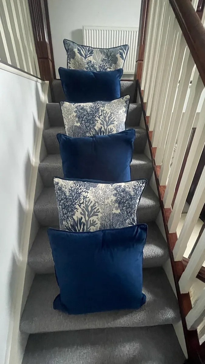 Set of 3 cushions - Image 4